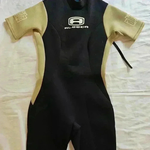 Aleeda Shorty Wetsuit for Surfing & Watersports Women's L - Picture 1 of 4
